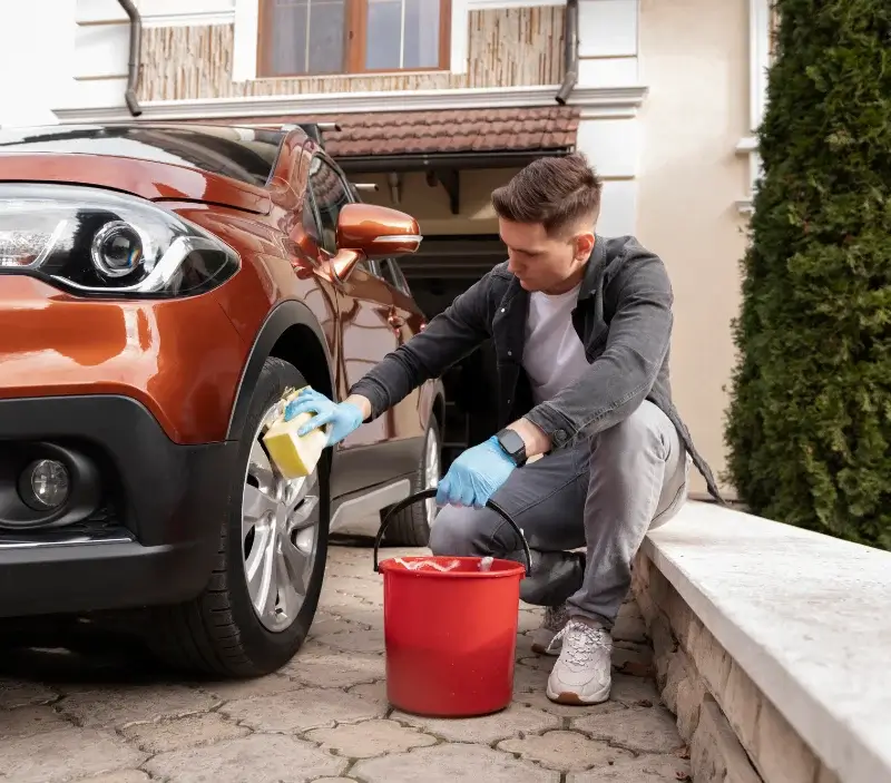 Lavage auto à domicile Le Pêchereau : professionnel intervenant sur un véhicule